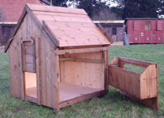 Tadworth showing detachable Nest-Box side Poultrymad©