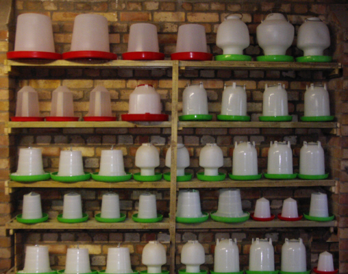 Drinkers and Feeders Poultrymad�